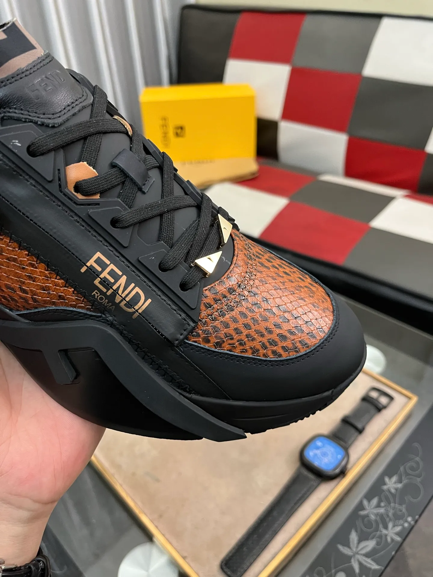 Men's Men's Shoes💰540⌚️⌚️【FENDI】FENDI high-tops are classic and comfortable for men. This complex sneaker is made of soft calfskin➕genuine leather lining➕original ultra-light rubber material with rough outsole. This unique and thin style is suitable for the casual and refined sensibility of this season. It is comfortable and natural on the feet. It is an everyday style for casual travel in autumn and winter! 38−444️⃣colors available